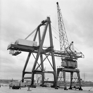 857547 Gezicht op de containerkraan van rederij Sea-land in de Eemhaven te Rotterdam.